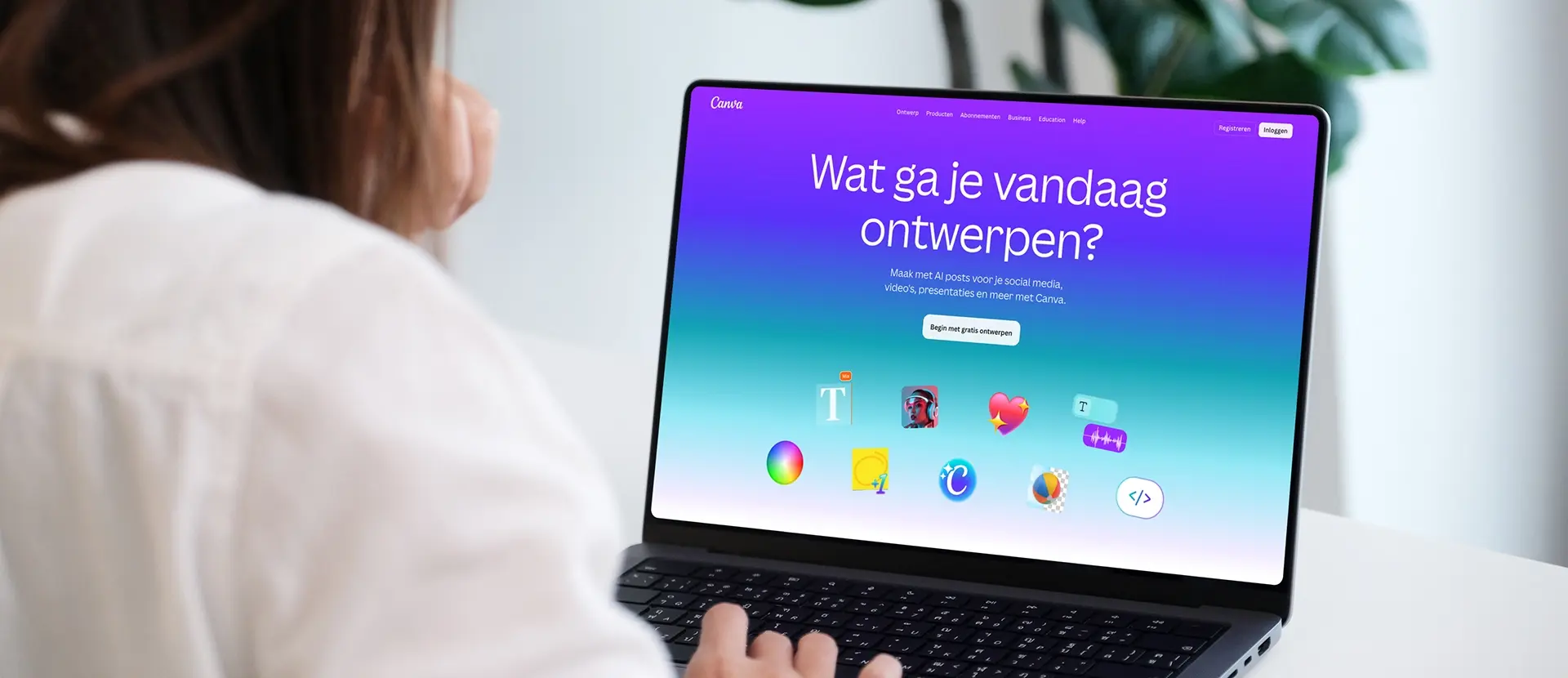AllesOnline Blog laptop met homepage canva
