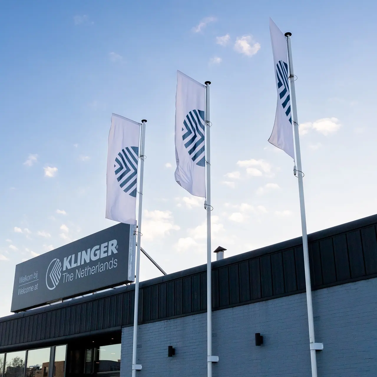 Klinger signing: vlaggen en lichtbak gemaakt door AllesOnline
