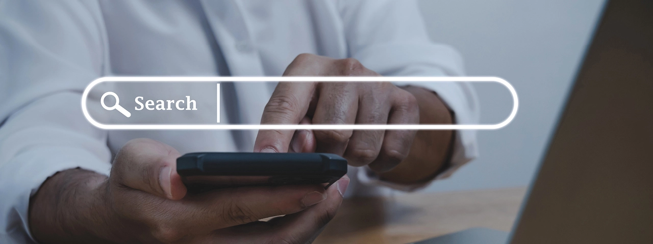 Man op telefoon met search bar