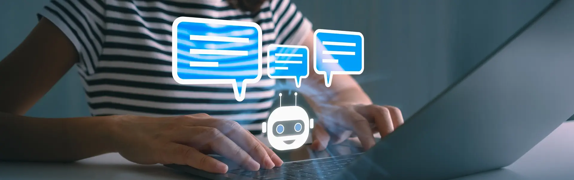 Vrouw achter laptop met chatbot en spraakwolkjes Google