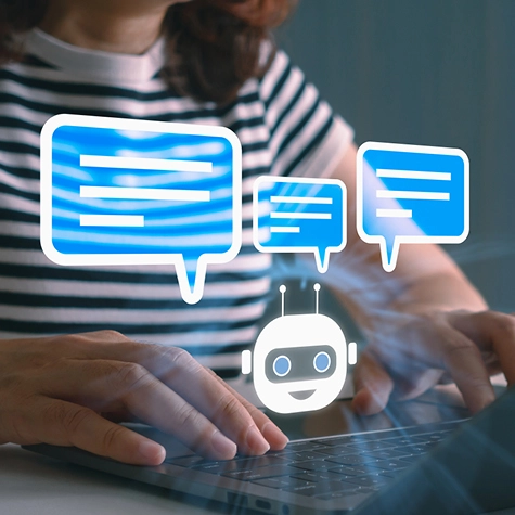 Vrouw achter laptop met chatbot en spraakwolkjes preview